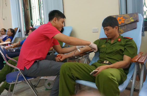 Gần 1.000 người tham gia hiến máu tình nguyện 